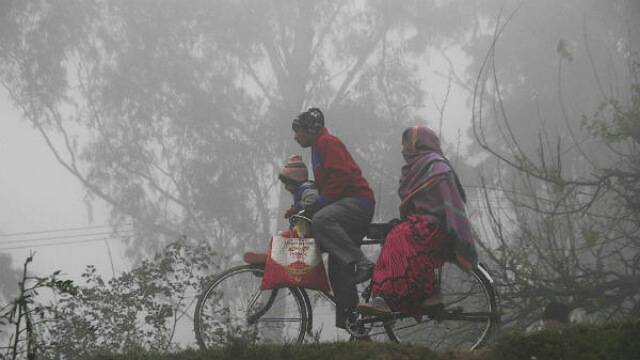 দেখা নেই সূর্যের, হাসপাতালে বাড়ছে ভিড়