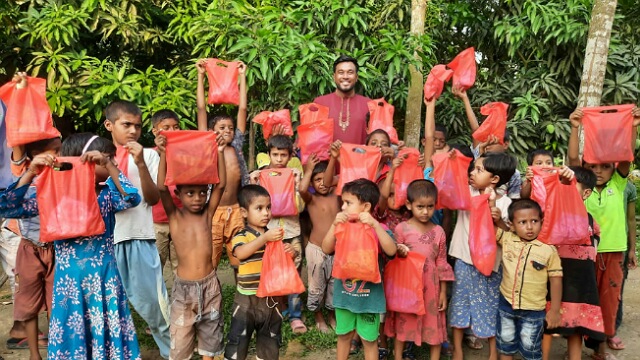 শিশুদের সাথে ছাত্রলীগ নেতা রাজিব।