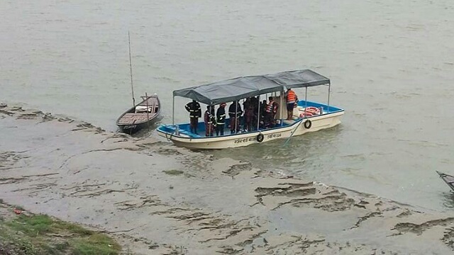 ঘটনাস্থলে উপস্থিত ফায়ার সার্ভিস কর্মীরা। 