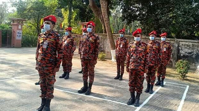 ফায়ার সার্ভিস ও সিভিল ডিফেন্স স্টেশনে ডিফেন্স সদস্যরা।