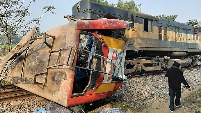 জয়পুরহাটে বাস-ট্রেন সংঘর্ষ: গেটম্যানই দায়ী