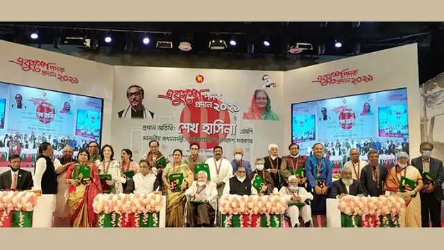 ২১ জন বিশিষ্ট ব্যক্তি পেলেন ২১শে পদক