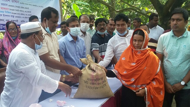 বন্ধ ইলিশ আহরণ: পবায় জেলে ও বন্যার্তরা পেল সহযোগিতা