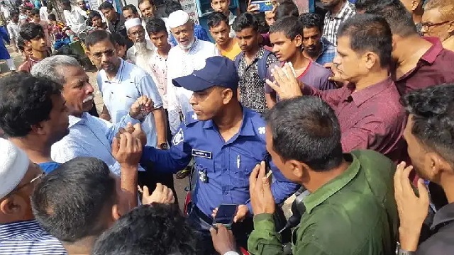 সমাবেশস্থলে পুলিশ ও বিএনপির নেতা-কর্মীরা।