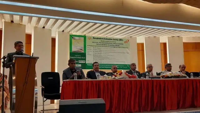 রাজধানীর বিশ্বসাহিত্য কেন্দ্রে অনুষ্ঠিত বাংলাদেশ ইভালুয়েশন সোসাইটির আয়োজনে 'ডিজিটাল ট্রানসফরমেশন এন্ড ইকোনমিক ডেভেলপমেন্ট ইন বাংলাদেশ' বইয়ের মোড়ক উন্মোচন অনুষ্ঠানে বিশেষজ্ঞরা।