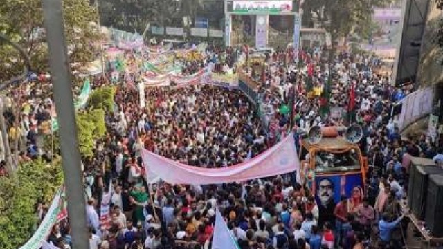 আ.লীগের বিজয় শোভাযাত্রায় নেতা-কর্মীদের ঢল
