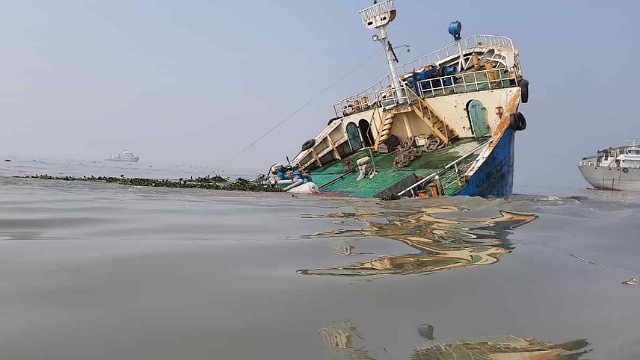 ১১ লাখ লিটার জ্বালানির, বেশির ভাগ তেলই ভেসে গেছে