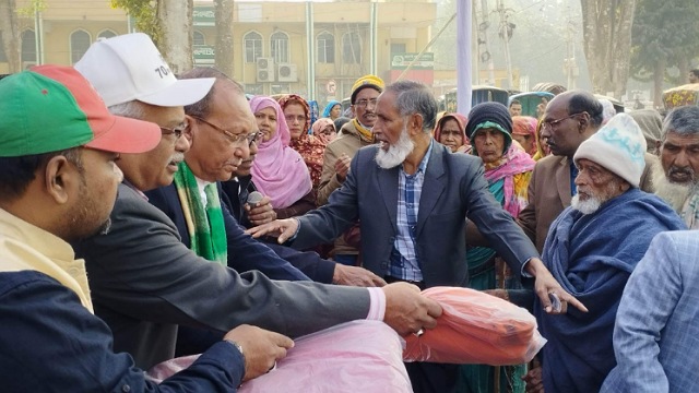 রাবিতে ৩ শতাধিক কম্বল বিতরণ করলেন আওয়ামী কর্মকর্তা পরিষদ