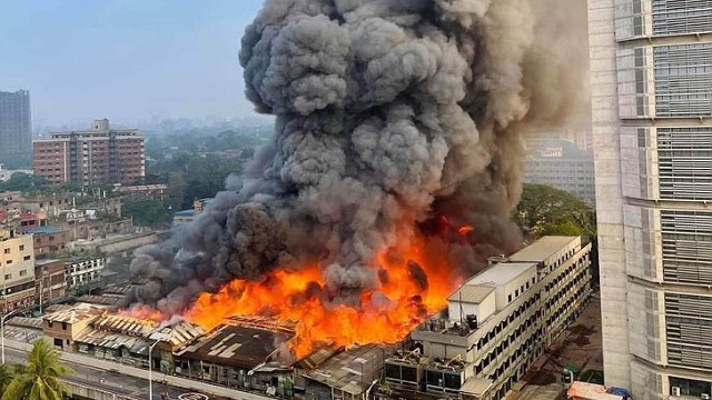 আগুন নিয়ন্ত্রণে আনতে হিমশিম খাচ্ছে ফায়ার সার্ভিস