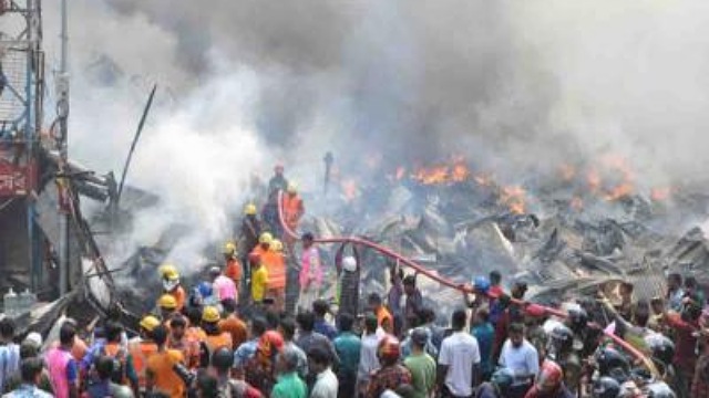 সব পুড়ে নিয়ন্ত্রণে বঙ্গবাজারের আগুন