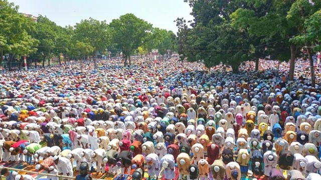 লাখ লাখ মুসল্লির অংশগ্রহণে শোলাকিয়ায় ঈদের জামাত