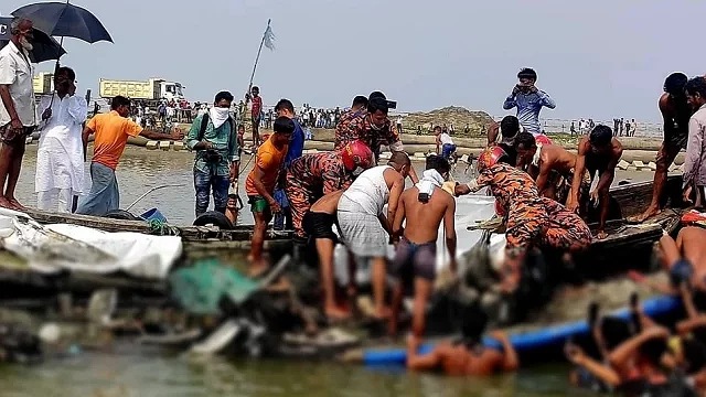ডুবন্ত ট্রলারে ১০ লাশ: হত্যার লোমহর্ষক বর্ণনা জেলেদের