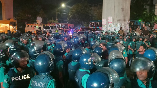 পুলিশের ধাওয়ায় শাহবাগ ছাড়লো অবরোধকারীরা, যান চলাচল শুরু