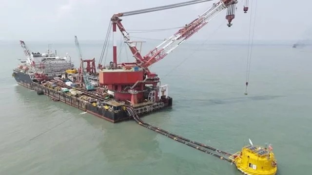 গভীর সমুদ্র থেকে পাইপলাইনে তেল খালাস শুরু
