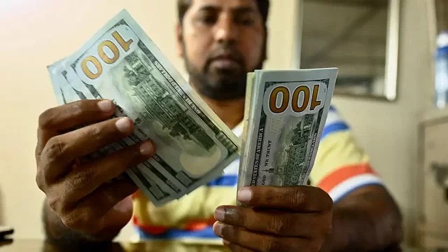 ডলার সংকট মোকাবিলায় ব্যাংকগুলোকে ‘বিশেষ’ নির্দেশ
