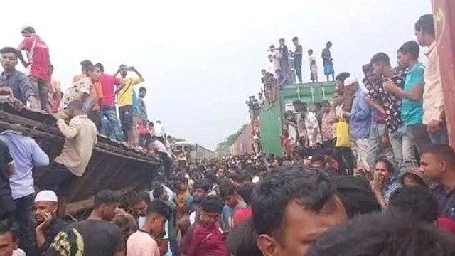 একে একে বের করা হচ্ছে মরদেহ, নিহত বেড়ে ২০ জন