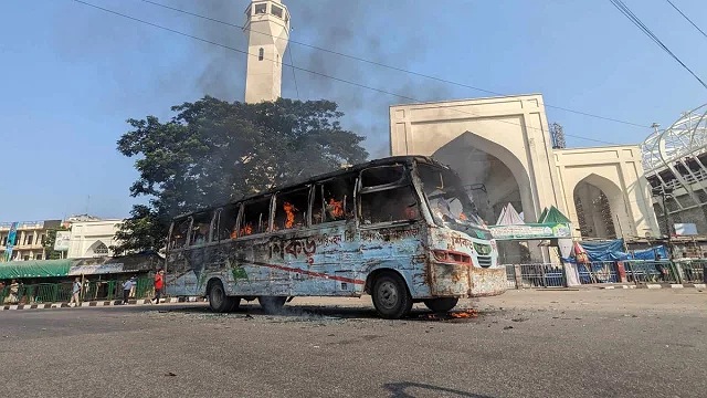 বায়তুল মোকাররমে বাসে আগুন