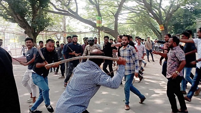 ‘সহিংসতার’ প্রতিবাদে মিছিলে ছাত্রলীগের দুই পক্ষের সংঘর্ষে আহত ১৩