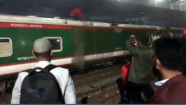 রাজধানীতে আরেক ট্রেনে আগুন