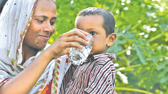 অর্ধেক বাংলাদেশি অনিরাপদ পানি পান করে