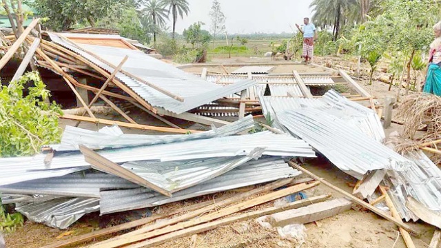 নাটোরে ২০ মিনিটের ঝড়ে শতাধিক বাড়িঘর লন্ডভন্ড