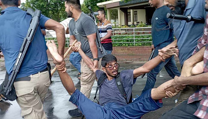 রাবিতে মৌন মিছিল শেষে শিক্ষার্থীদের আটকের চেষ্টা, ছিনিয়ে নিলেন শিক্ষকেরা