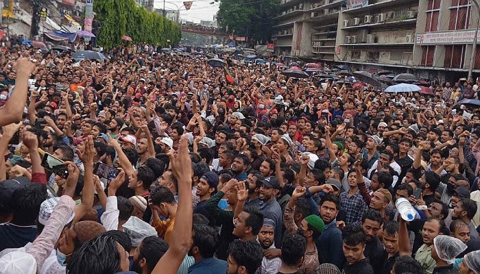 চট্টগ্রামে বৃষ্টি উপেক্ষা করে হাজারো ছাত্র-জনতার ঢল