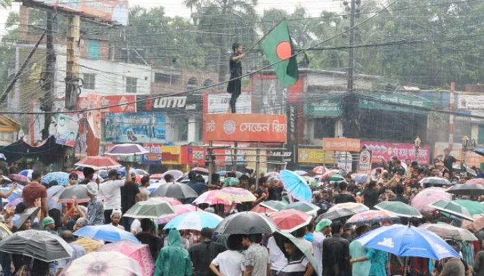 বৃষ্টি উপেক্ষা করে বগুড়ার সাতমাথায় শিক্ষার্থীদের অবস্থান নিয়ে বিক্ষোভ