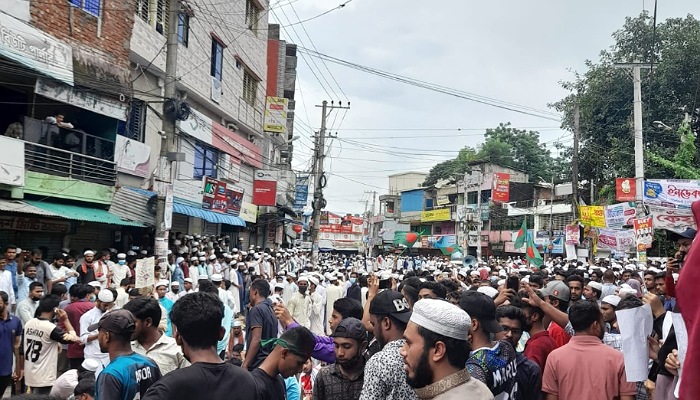 চট্টগ্রাম-কক্সবাজার মহাসড়কে মাদরাসা শিক্ষার্থীদের অবস্থান