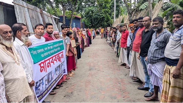 বড়াইগ্রামে ‘মিথ্যা মামলা’ দিয়ে গ্রামবাসীকে হয়রানির প্রতিবাদে মানববন্ধন