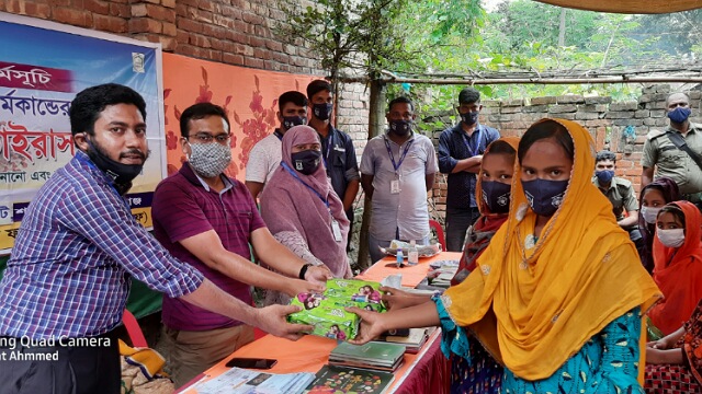 ভোলাহাটে উদ্দীপনের আয়োজিত অনুষ্ঠানে স্যানেটারী ন্যাপকিন ও পুরুস্কার বিতরণ করছেন অতিথিগণ।