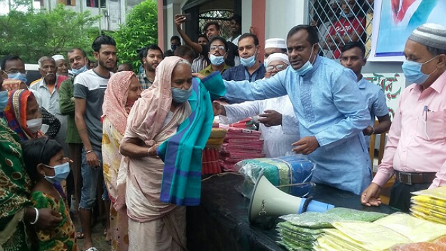 পবার নওহাটায় দূর্গোৎসব উপলক্ষে অসহায়দের মাঝে বস্ত্র বিতরণ।