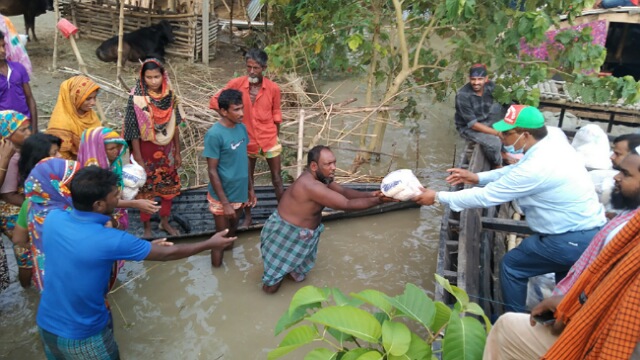 বাড়ি বাড়ি গিয়ে বন্যা দুর্গতদের সহায়তা দিচ্ছেন সাবেক পৌর মেয়র আক্কাছ আলী