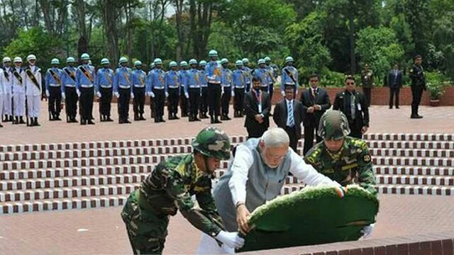 জাতীয় স্মৃতিসৌধে পুষ্পার্ঘ্য অর্পন করছেন ভারতের প্রধানমন্ত্রী নরেন্দ্র মোদী।