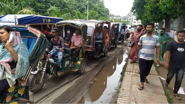 রাবি ক্যাম্পাসে তীব্র যানজট; চরম ভোগান্তিতে ভর্তিচ্ছুরা