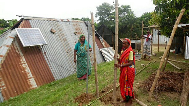 হারানো নীড় পুনঃনির্মান চেষ্টায় পদ্মার চরবাসীরা