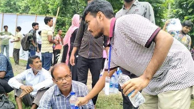 অভিভাবকদের খাবার পানি বিতরণ করছে পিডিএফ সদস্যরা।