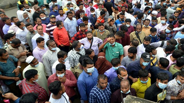 সৌদি এয়ারলাইনসের সামনে অব্যাহত জটলা