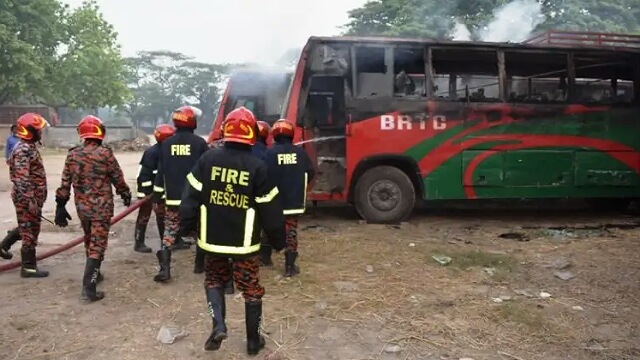 আগুন নেড়াতে দমকল বাহিনী। 