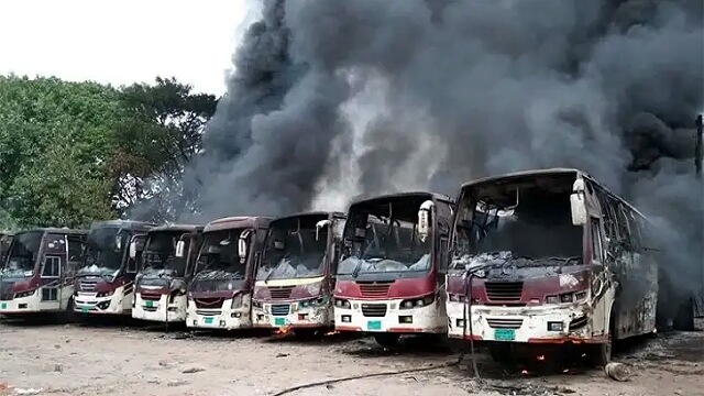 আগুনে ঝলসে যাওয়া গাড়ি।