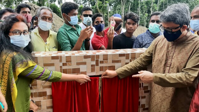 বাঘার আড়ানী পৌর মার্কেট নির্মান কাজের শুভ উদ্বোধন করছেন পররাষ্ট্র প্রতিমন্ত্রী শাহরিয়ার আলম এমপি।