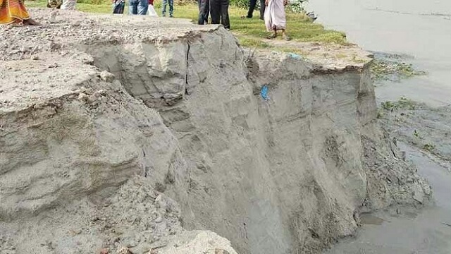 শিবগঞ্জের পদ্মায় কমছে পানি, বাড়ছে ভাঙন আতঙ্ক