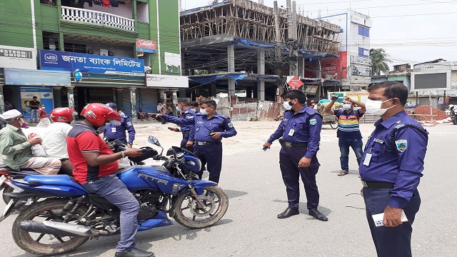 নাটোরে পুলিশ সুপার লিটন কুমার সাহার নেতৃত্বে চলছে মোটরসাইকেল আটক ও মামলা দেয়ার অভিযান।