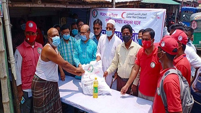 অসহায় পরিবারের মাঝে খাদ্য সহায়তা হস্তান্তর করা হচ্ছে। 