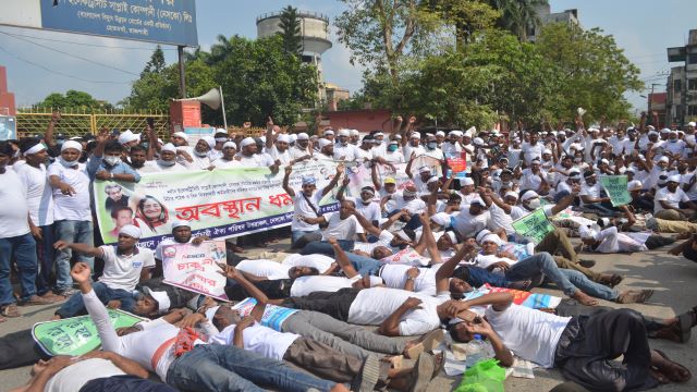 অবস্থান কর্মসূচিতে পিসরেট কর্মচারীদের রাস্তা অবরোধ