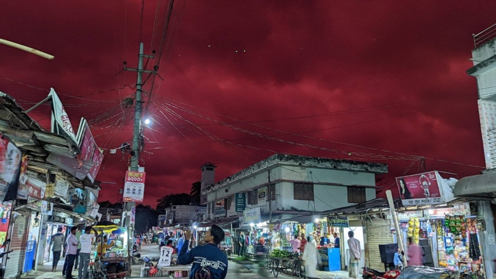 হটাৎ মেরুন রঙে রাজশাহীর আকাশ