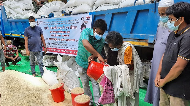 সিংড়ায় পৌর মেয়রের ভিজিএফ চাল বিতরণ