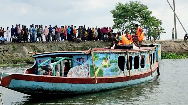 ২২ ঘণ্টায়ও উদ্ধার হয়নি ডুবে যাওয়া ট্রলার