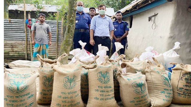 বগুড়ায় যুবলীগ কর্মীর বাড়ি থেকে ভিজিডি'র চাল উদ্ধার