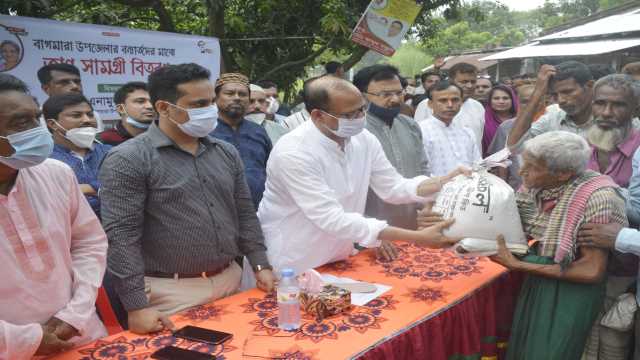 বাগমারায় বন্যা কবলিত এলাকায় ত্রাণ সামগ্রী বিতরণ